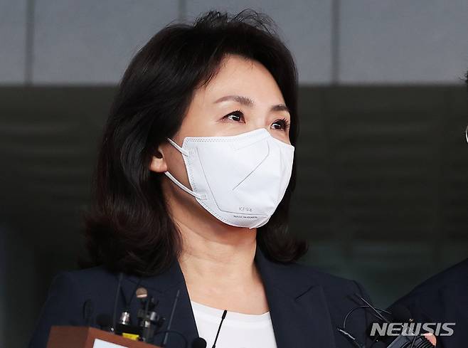 [수원=뉴시스] 김종택기자 = 더불어민주당 이재명 의원의 부인 김혜경씨가 '법인카드 사적 유용 의혹'과 관련해 조사를 마친 뒤 23일 오후 경기도 수원시 경기남부경찰청을 나서고 있다. 2022.08.23. jtk@newsis.com