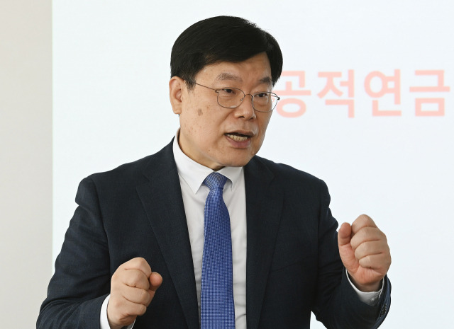 한국연금학회장인 이창수 숭실대 교수가 24일 서울경제와의 인터뷰에서 “5차 재정 추계를 하는 이번이 국민연금 파국을 막을 마지막 기회”라며 “투명한 정보 공개와 직역연금과의 통합 추진으로 개혁 동력을 뒷받침해야 한다”고 강조하고 있다. 오승현 기자