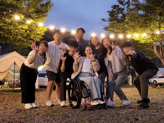 '휠체어 타는 회계사' 장지혜(28)씨가 친구들과 함께 찍은 사진이다. ⓒ장지혜씨 제공