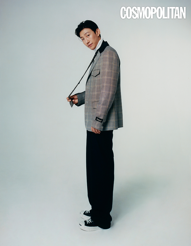 The picture of Actor Kang Ki-young, rediscovered through Extraordinary Attorney Woo (hereinafter referred to as Wooyoungwoo), was released in the September issue of Cosmopolitan.I was always standing in front of the video camera and was embarrassed to take pictures in nice clothes, Kang Ki-young said before the photo shoot.He then said this year was a turning point in Actors life.It was a pleasant experience because the drama Wooyoungwoo was getting a lot of attention and it happened, he said. There are many friends who have been in contact with their family and acquaintances for a long time.It is also good in that it is a joy of the family. Kang Ki-young confessed about the time he had received as much attention as he had now as Actor: It was hardest when Acting was not as mindful.And sometimes I was buried in the idea of being the master of the work, and now I think I would have been a bad player if I had the chance.Its a time of impatience and self-hurt, and I dont think I met Wooyoungwoo at a time when I was calm.Kang Ki-young said of the power that has brought him to this day, I think it was not inferior to my family now, before.I watched my fellow Actors become a star and said I congratulated him, but I think Id cut a knife deep in my heart, not jealousy, but I want to do better.I thought Id know someday and I didnt want to miss it, he recalled last time.Kang Ki-young also showed a special attachment to Wooyoungwoo. There is a lot of learning about Wooyoungwoo.I felt like I was cheering for people to people, as well as for Park Eun Bin Actor and other characters Wooyoungwoo and Chung Myung Suk.Youll see the scene at the end of the day, and Eun Bin Actor has a good attitude toward Acting and a lot to learn.Finally, Kang Ki-young talked about the direction he would move on as an actor: I want to be a wider-spectrum actor than a high-rise.I want to meet a new character and show you fresh Acting. I thought I was an established actor until I met Wooyoungwoo.I thought that my image and Acting would have been found to some extent in the public, but I felt that I could become a fresh actor again through a new person named Chung Myung Suk.I want to be an Actor who shows more variety in the future. 