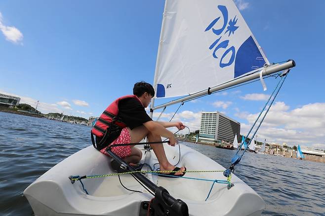경기요트학교에서 한 교육생이 딩기 요트를 타고 범주하고 있다. [사진/진성철 기자]