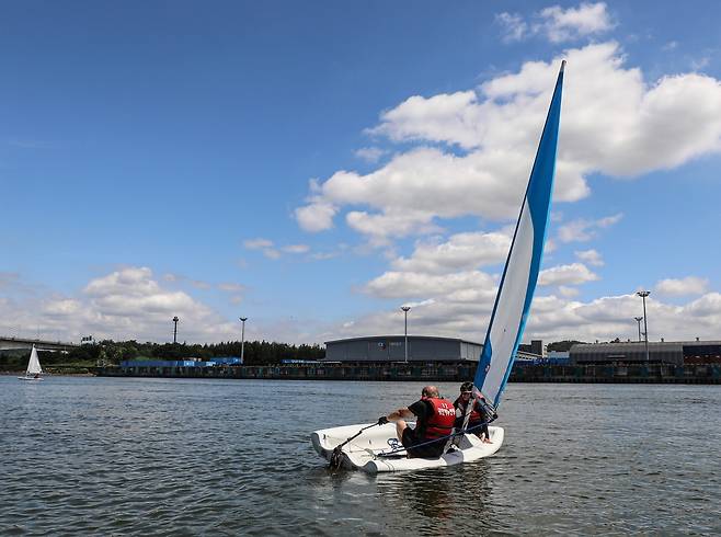 경기요트학교에서 딩기 요트 초급반 교육생이 코치의 지도를 받고 있다. [사진/진성철 기자]