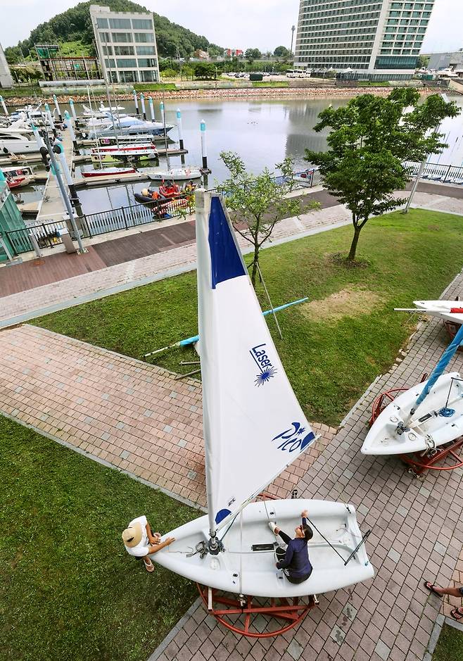 육상훈련에서 코치가 자이빙 시범을 보여주고 있다. [사진/진성철 기자]