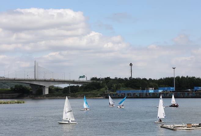 경기요트학교에서 교육생들이 딩기 요트를 배우고 있다. [사진/진성철 기자]