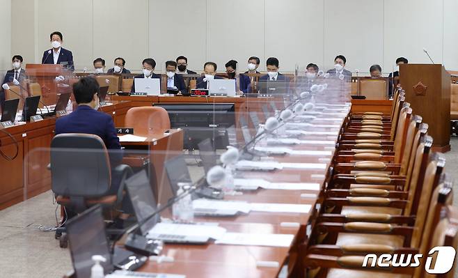 류성걸 국민의힘 의원이 24일 오후 서울 여의도 국회에서 열린 기획재정위원회 전체회의에서 ‘종합부동산세법 및 조세특례제한법 개정안’에 대해 제안설명을 하고 있다. 이날 열린 회의에서 더불어민주당은 종부세 완화를 ‘명백한 부자감세’라고 주장하며 회의에 불참했다. (공동취재) 2022.8.24/뉴스1 ⓒ News1 유승관 기자