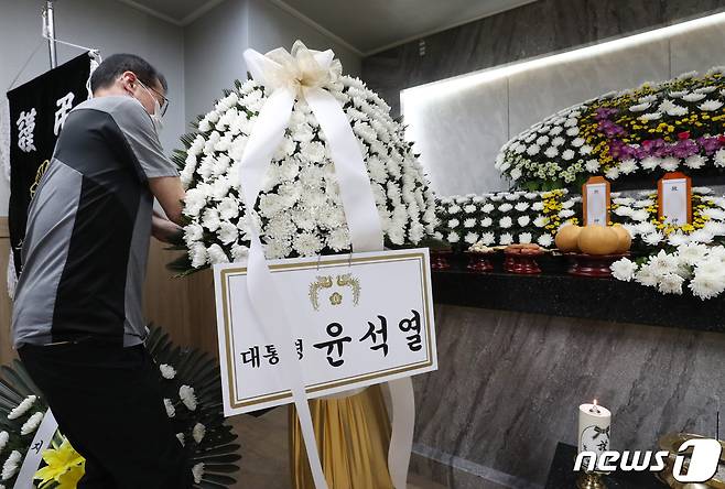25일 오전 경기 수원시 권선구 수원중앙병원 장례식장에 마련된 수원 세 모녀의 빈소에 윤석열 대통령의 조화가 도착하고 있다. 2022.8.25/뉴스1 ⓒ News1 김영운 기자