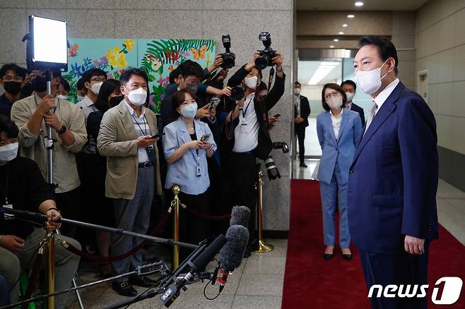 윤석열 대통령이 23일 오전 용산 대통령실에서 기자들과 출근길 문답(도어스테핑)을 하고 있다. 2022.8.23/뉴스1 ⓒ News1 안은나 기자
