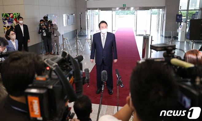 윤석열 대통령이 23일 오전 용산 대통령실에서 기자들과 출근길 문답(도어스테핑)을 하고 있다. 2022.8.23/뉴스1 ⓒ News1 안은나 기자