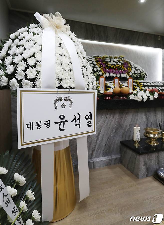 25일 오전 경기 수원시 권선구 수원중앙병원 장례식장에 마련된 수원 세 모녀의 빈소에 윤석열 대통령의 조화가 놓여져 있다. 2022.8.25/뉴스1 ⓒ News1 김영운 기자