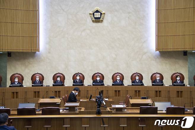 김명수 대법원장을 비롯한 대법관들이 25일 오후 서울 서초구 대법원에서 열린 전원합의체 선고를 위해 대법정에 배석해 있다(대법원 제공) ⓒ News1