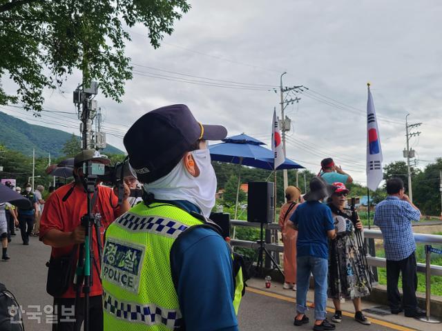 문 전 대통령 퇴임 후 보수단체와 1인 시위자, 유튜버들은 매일 사저 앞에서 집회를 계속하고 있다. 현장을 지켜야 하는 경찰은 늘 시끄러운 소음에 가까이 노출될 수밖에 없었다. 한 경찰이 귀마개를 착용한 모습. 양산=조소진 기자