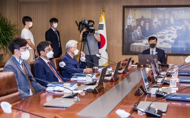 이창용 한국은행 총재가 25일 오전 서울 중구 한국은행에서 금융통화위원회 정기회의를 주재하고 있다. /사진=뉴스1