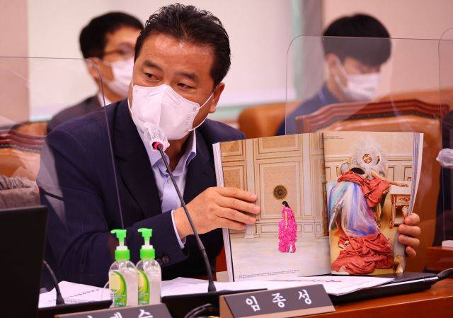 임종성 더불어민주당 의원이 25일 국회에서 열린 문화체육관광위원회 전체회의에서 최근 청와대 화보 촬영에 대해 최응천 문화재청장에게 질의하고 있다. 국회사진기자단