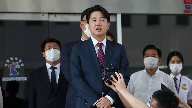 국민의힘 이준석 전 대표가 지난 17일 서울남부지법에서 열린 당 비상대책위원회 효력 정지 가처분 신청 사건 심문 후 취재진 질문에 답변하고 있다 / 사진 = 연합뉴스