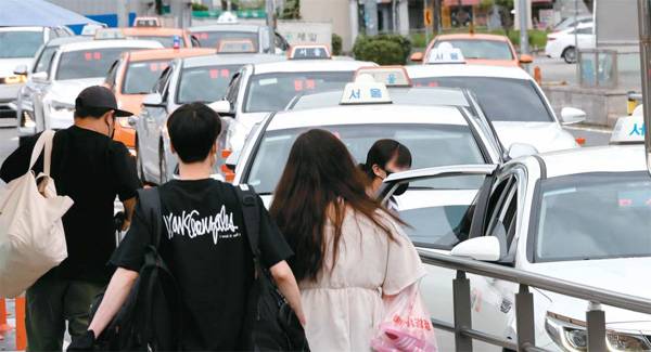 사진설명25일 서울역 택시승강장에서 시민들이 택시에 탑승하고 있다. 심야 시간대 택시 대란이 지속되면서 정부에서는 밤 시간대 택시 호출비를 현재보다 3배가량 높이는 방안을 검토하고 있다. [김호영 기자]