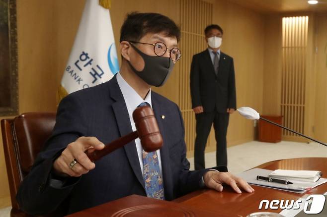 (서울=뉴스1) 사진공동취재단 = 이창용 한국은행 총재가 25일 오전 서울 중구 한국은행에서 열린 금융통화위원회 정기회의에서 의사봉을 두드리고 있다. 2022.8.25/뉴스1  Copyright (C) 뉴스1. All rights reserved. 무단 전재 및 재배포 금지.