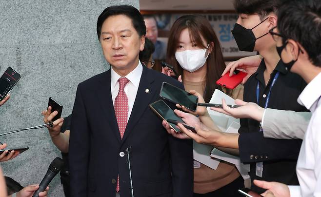 김기현 국민의힘 의원이 27일 오전 국회 의원회관에서 열린 '새로운미래 혁신24' 주최 권영세 통일부 장관 초청 세미나를 마친 뒤 기자들의 질문을 받고 있다. [연합]