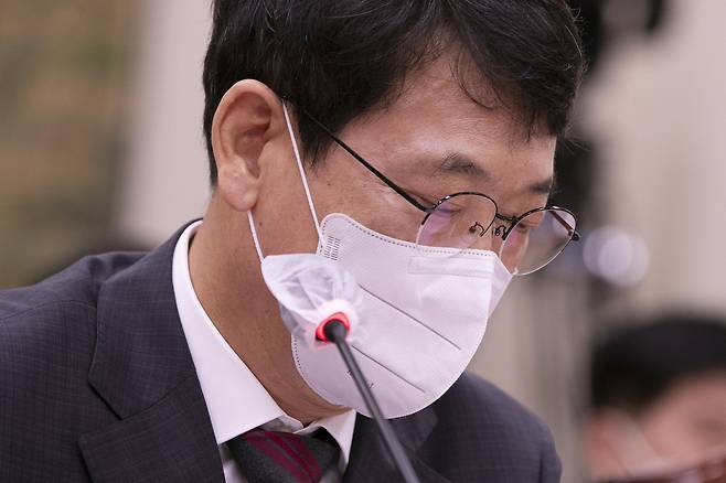 최응천 문화재청장이 25일 국회에서 열린 문화체육관광위원회 전체회의에서 최근 보그 잡지의 청와대 화보 촬영에 대한 의원 질의에 답을 하던 중 생각에 잠겨 있다. [연합]