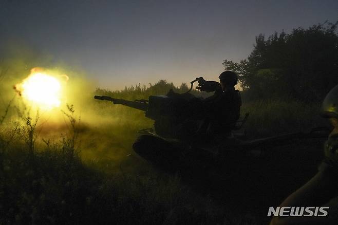 [하르키우=AP/뉴시스] 24일 새벽(현지시간) 우크라이나 하르키우에서 우크라이나 군인들이 러시아 진영을 향햐 대공포를 발사하고 있다. 우크라이나 정부는 독립기념일이자 러시아 침공 6개월째인 24일 러시아의 대공세를 우려해 독립기념일 행사를 금지했다. 2022.08.24.
