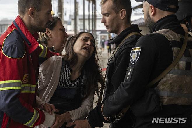 [하르키우=AP/뉴시스] 21일(현지시간) 우크라이나 하르키우의 바라바쇼보 시장에서 한 여성(가운데)이 러시아군의 포격으로 숨진 남편의 시신 주변에서 오열하고 있다. 이날 하르키우에서 가해진 러시아군의 포격으로 최소 2명이 숨지고 21명이 다쳤다. 2022.07.22.