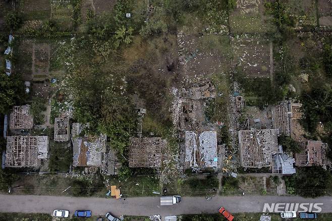 [크라마토르스크=AP/뉴시스] 13일(현지시간) 우크라이나 동부 도네츠크주 크라모토르스크의 가옥들이 전날 밤 러시아군의 로켓 공격으로 파괴되고 곳곳에 포탄 구덩이들이 파여 있다. 관계 당국은 이번 공격으로 3명이 숨지고 13명이 다쳤다고 밝혔다. 2022.08.14.