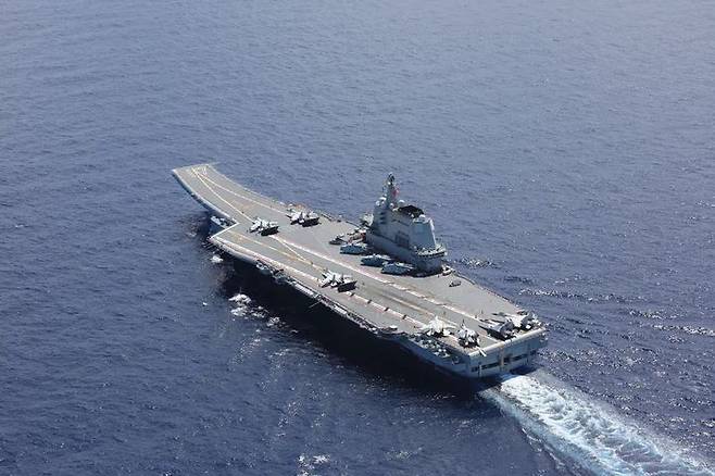 [서울=뉴시스] 24일 중국 남해(남중국해) 함대는 위쳇 계정을 통해 공개한 사진으로, 항모 산둥호가 최근 남중국해 모 해역에서 실전 훈련을 실시하고 있다. <사진출처: 위쳇> 2022.08.25