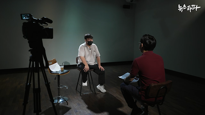 ▲장경복 씨의 아들이 뉴스타파와 인터뷰하고 있다.