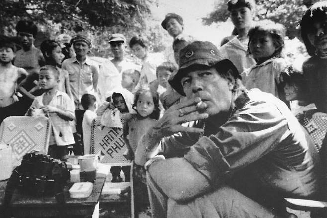 24일(이하 현지시간) 호주 뉴사우스웨일스(NSW)주 자택에서 78세를 일기로 세상을 떠난 영국의 전설적인 사진작가 팀 페이지가 1991년 11월 27일 캄보디아 침푸 어린이들에 둘러싸인 채 커피와 담배를 즐기고 있다.AP 자료사진 연합뉴스