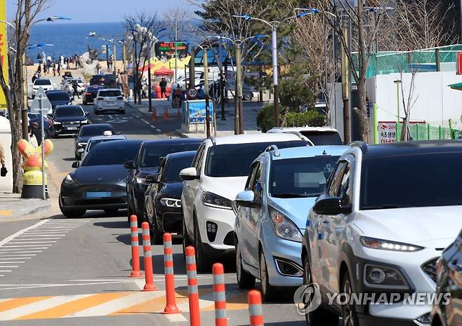 속초해수욕장 입구 정체 [연합뉴스 자료사진]