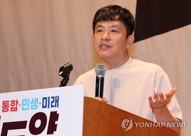 국민의힘 연찬회에서 특강하는 이지성 작가 (천안=연합뉴스) 백승렬 기자 = 이지성 작가가 25일 충남 천안시 재능교육연수원에서 열린 국민의힘 '2022 국회의원 연찬회'에서 '대체되지 않는 정당을 만드는 법'이란 주제로 특강을 하고 있다. 2022.8.25 srbaek@yna.co.kr