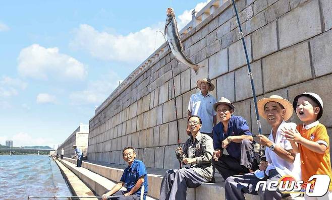 (평양 노동신문=뉴스1) = 북한 노동당 기관지 노동신문은 25일 '문화정서생활'을 부각했다. 신문은 대동강변에서 낚시를 즐기는 이들의 사진과 함께 "대동강반의 이채로운 낚시질 풍경은 한폭의 그림처럼 안겨오는 우리 인민들의 낭만에 넘친 생활의 한 단면"이라고 전했다. [국내에서만 사용가능. 재배포 금지. DB 금지. For Use Only in the Republic of Korea. Redistribution Prohibited] rodongphoto@news1.kr