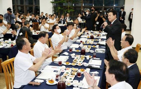윤석열 대통령이 25일 충남 천안 재능교육연구원에서 열린 국민의힘 국회의원 연찬회에 참석해 발언하고 있다. 2022.08.25. 뉴시스