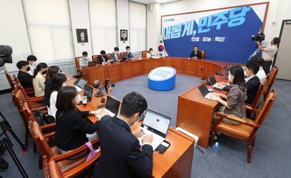 우상호 더불어민주당 비상대책위원장이 26일 오전 서울 여의도 국회에서 비대위 종료를 앞두고 기자간담회를 열어 비대위 활동에 대한 소회를 밝히고 있다. 사진=박범준 기자