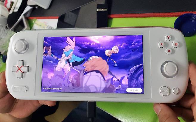 PC 기반의 휴대용 게임기