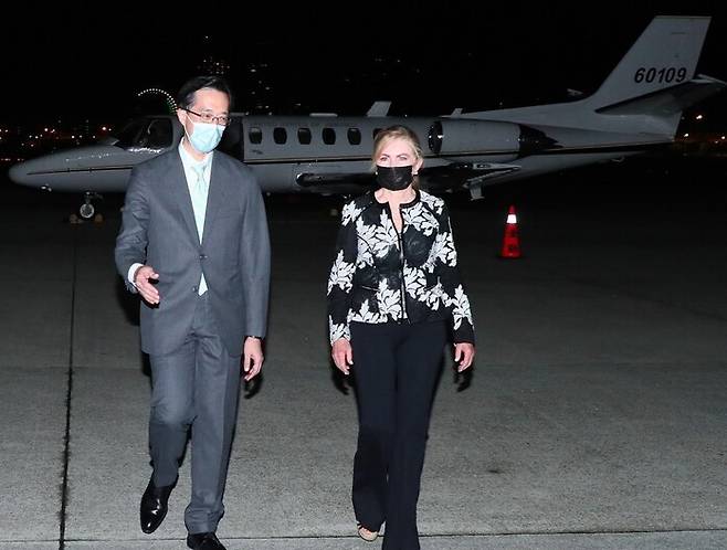 마샤 블랙번(오른쪽) 미국 상원의원이 25일 밤 대만 타이베이 쑹산공항에 도착해 걸어나오고 있다. 타이베이/EPA 연합뉴스
