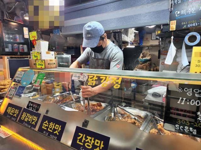25일 서울 서대문구의 한 전통시장 닭강정집에서 주인이 닭강정을 조리하고 있다. 이소라 기자