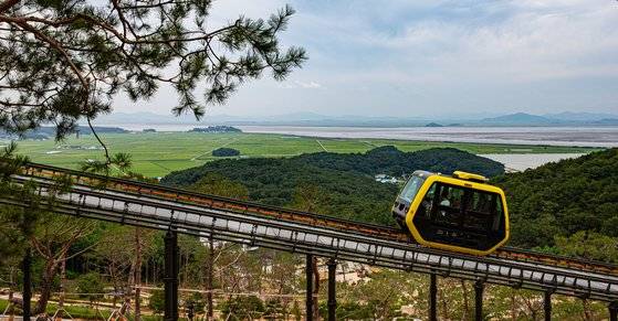 강화도 부속 섬 ‘교동도’에서 화개산이 새 명소로 떠오를 전망이다. 11월께 산 정상에 전망대가 들어서고, 산 중턱에 화개정원이 개장한다. 지난 6월 모노레일도 시범 운행을 시작했다. 차창으로 북한 땅이 훤히 보인다. 최승표 기자