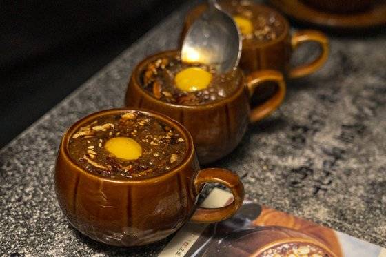 달걀노른자를 띄운 교동다방 쌍화차.