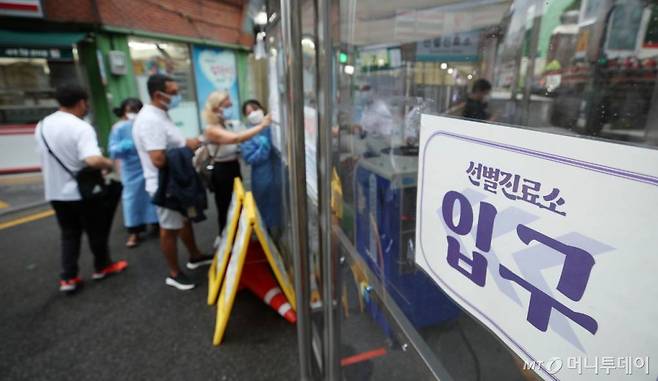 코로나19 신규 확진자 수가 5만5292명을 기록한 8일 서울 중구보건소 선별진료소를 찾은 시민들이 검사를 위해 대기하고 있다. /사진=김휘선 기자 hwijpg@
