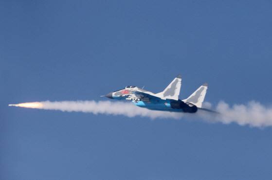 미국 전략국제문제연구소(CSIS) 산하 북한 전문사이트 ‘분단을 넘어’는 최근 위성사진을 토대로 북한이 평안남도 순천공군기지 활주로를 늘리는 등 확장공사를 진행중이라고 분석했다. 김정은 북한 국무위원장이 지난 2020년 4월 서부지구 항공 및 반항공사단 관하 추격습격기연대를 시찰했을 때 훈련중인 북한 전투기 모습. [헤럴드DB]