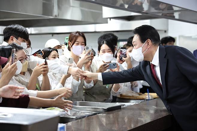[서울=뉴시스] 윤석열 대통령이 25일 충남 천안 재능교육연구원에서 열린 국민의힘 국회의원 연찬회를 마친 후 직원들과 인사하고 있다. (사진=대통령실 제공) 2022.08.25. photo@newsis.com *재판매 및 DB 금지