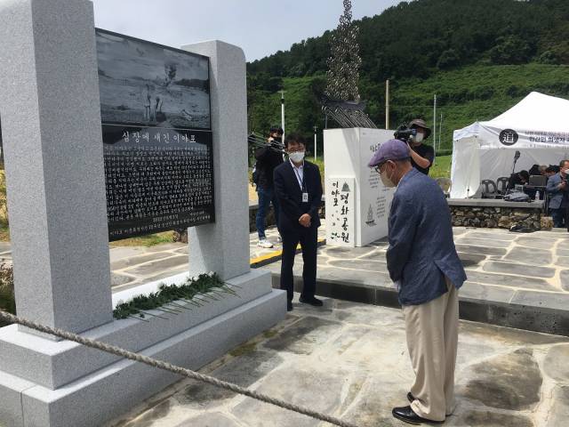▲2022년 8월 3일 위령제에서 위령비에 헌화하는 생존자 이춘혁 옹. ⓒ강변구