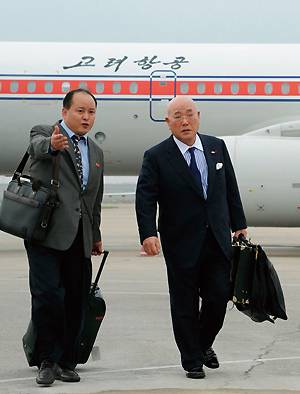 ⓒReuter=Newsis 5월14일 방북한 이지마 이사오 내각관방 참여(오른쪽).