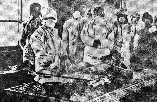 ⓒ독립기념관제공 일본군 731부대가 임산부에게 매독균을 주사하고 있는 자료 사진.