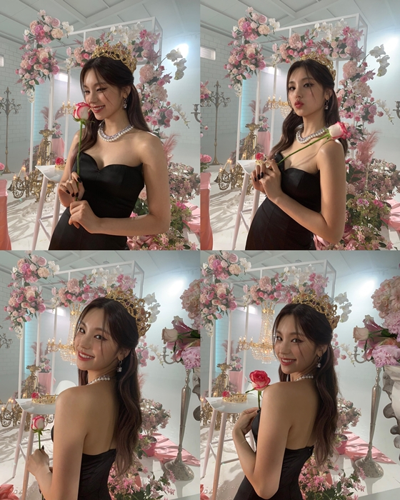 On the 26th, ITZY official Instagram posted a picture of Yezis shooting scene.The photo released shows Yezi holding roses, wearing a crown and necklace in a black costume that showed her shoulders, a princess beauty that also makes the beauty of flowers fade.The fans who encountered the photos showed various reactions such as beautiful and the princess is here.On the other hand, ITZY, which Yezi belongs to, will release the second Japanese single Blah Blah (Blah Blah) on October 5.Starting October 26, the company will hold ITZY THE 1ST WORLD TOUR <CHECKMATE> (ITZYs first world tour <Check Mate>) in eight cities in the Americas, including Phoenix, Dallas, Sugarland, Atlanta, Chicago, Boston and New York.
