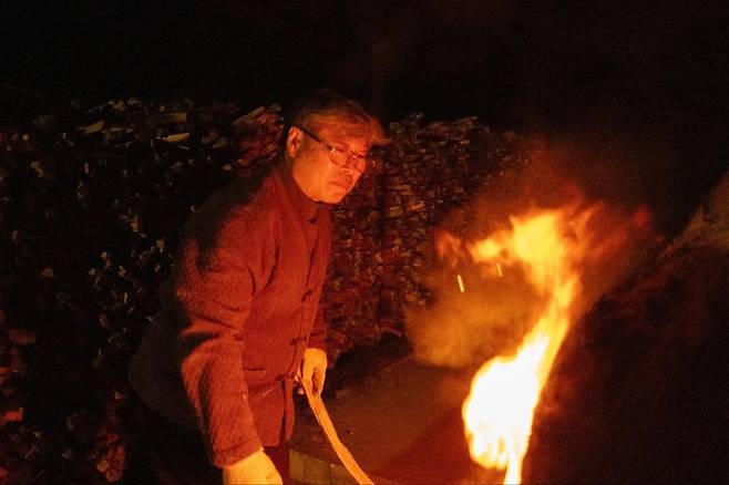 가마에 불 지피는 이종성 사기장 이종성 사기장 제공. 재판매 및 DB 금지