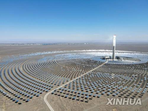 중국 신장위구르자치구 하미지구의 대형 태양광 발전소  [신화 연합뉴스 자료사진. 재판매 및 DB 금지 ]