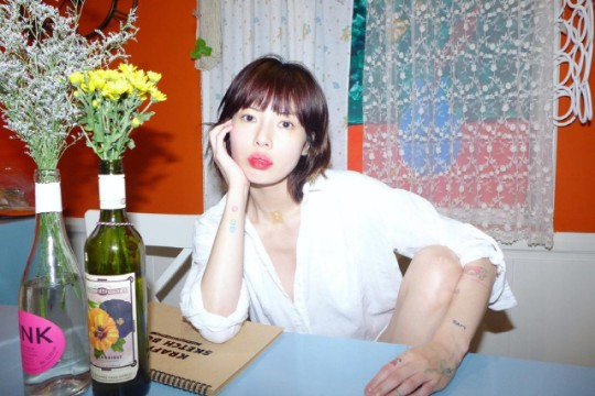 Falling Hyuna has turned into a bob-headed hair like a hatOn Thursday, Hyuna posted a recent photo of her trying a single-haired hairstyle with a scissors-shaped emoticon on her Instagram account.In the photo, he wore a white shirt and unbuttoned a little, and he showed off his fresh beauty with his long hair cut off and a bob.Also, look at the camera while emitting dreamy eyes on the right-colored skin, and hit the charisma unique to Hyuna.Meanwhile, Hyuna is in public relationship with singer Dawn, who was a senior and junior member of her former agency, and Dawn continues her aggressive affectionate offensive, including offering her a public proposal earlier this year.Hyuna released her new mini album Nabilera in July and worked solo in a year and a half.