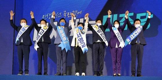 27일 오후 경기도 고양시 킨텍스에서 열린 더불어민주당 당 대표 및 최고위원 후보자 서울 합동연설회에서 최고위원후보들이 손을 들어 인사하고 있다. 왼쪽부터 정청래·고영인·장경태·서영교·박찬대·고민정·송갑석 후보. 연합뉴스