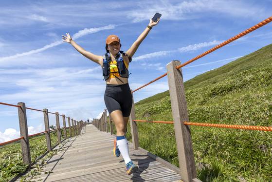 지난 20~21일 진행된 ‘로드랩 제주 50K’ 참가자들. 한라산 둘레길을 달리는 행사였던 만큼 참가자들은 조끼·물통을 비롯해 트레일 러닝에 필요한 장비들을 잘 갖췄다. 정준희 기자